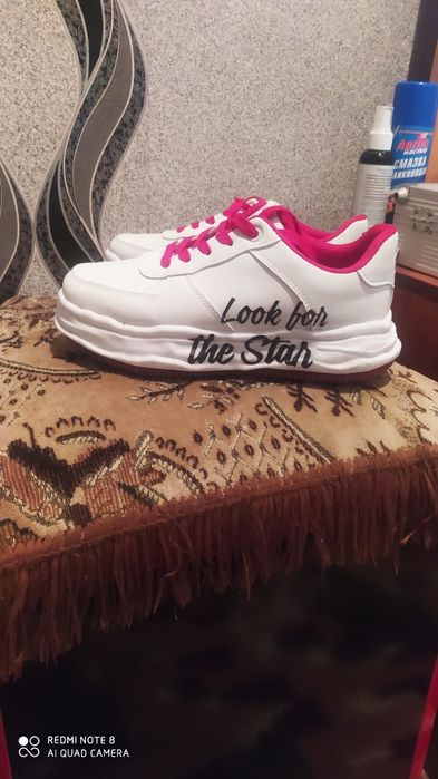 Продам новые кроссовки