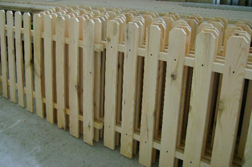 Штакетник и скамейки деревянные