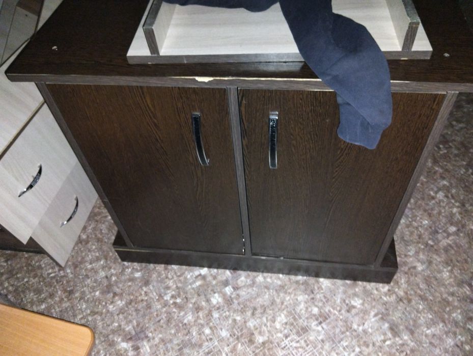 Продам 2 тумбачки подушки колонки  кухонный стол стулья шкаф