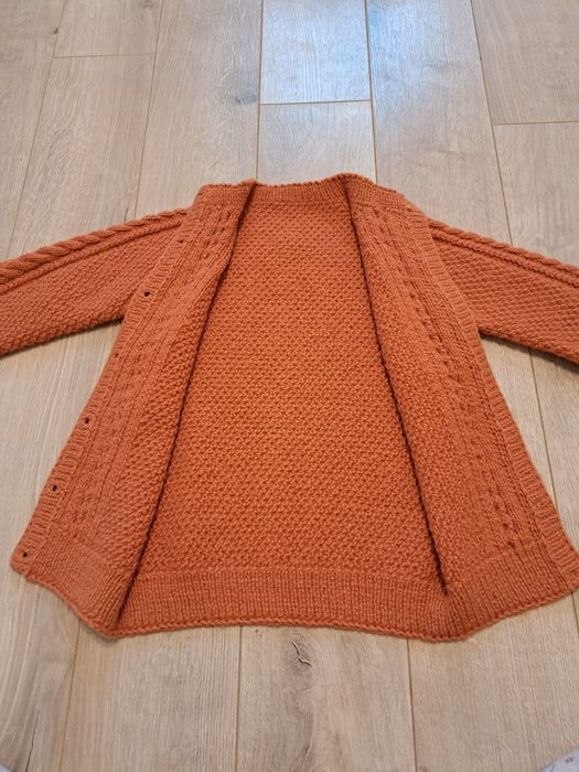 Cardigan/jerseu tricotat manual