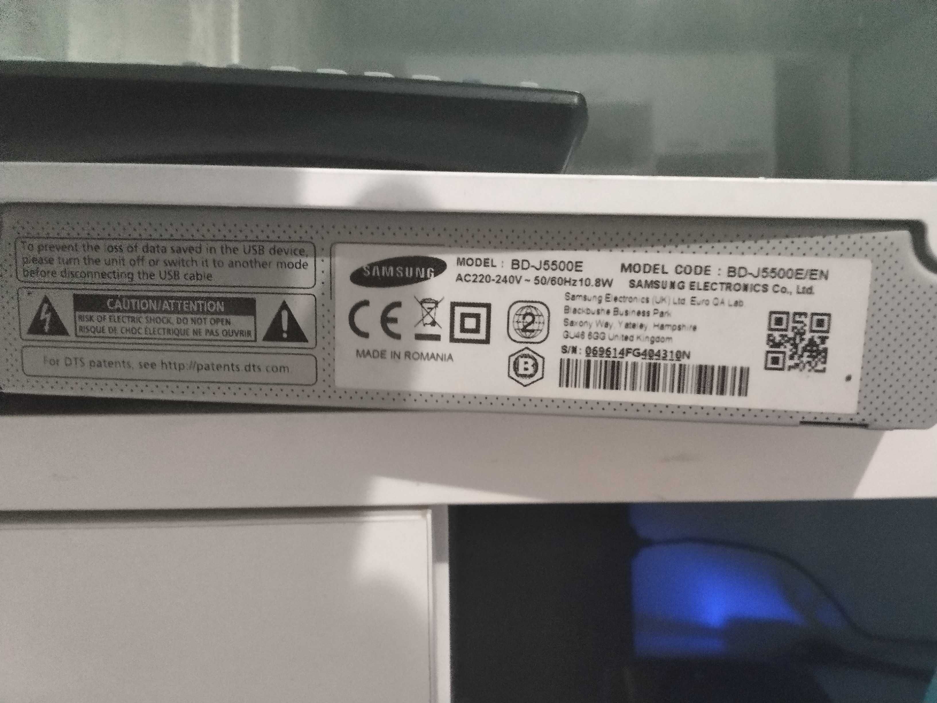 страхотен Blue Ray плеър  на Самсунг с дистанционно и USB флашка