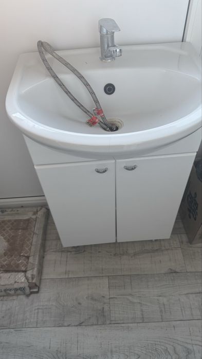 Продам тумбу с раковиной и зеркало