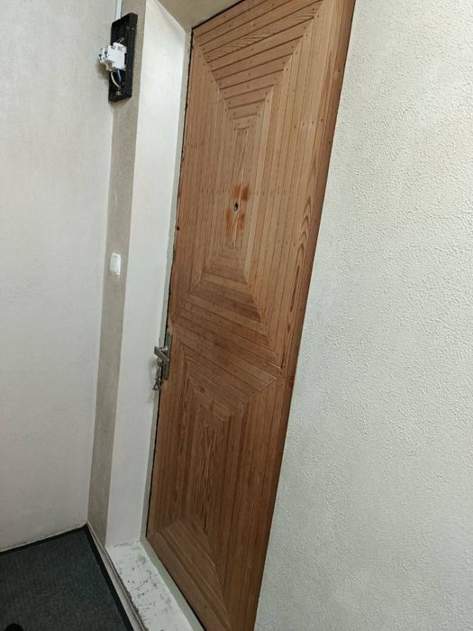 Eshik sotiladi.  Domga eshik