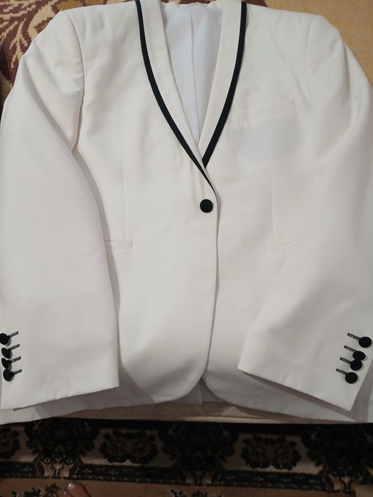 Sacou barbati alb cu negru ,foarte frumos