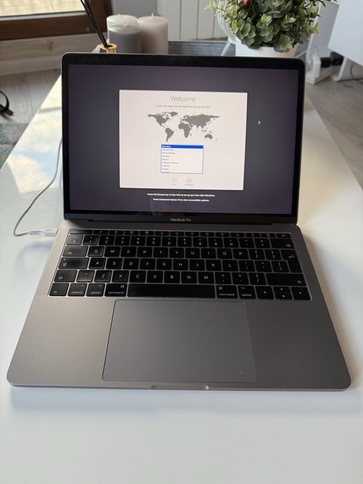 Mac book pro 13 inch 2017 8GB