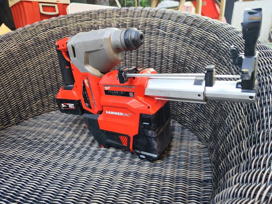 Rotopercutor, bormasina Milwaukee M18 ONEFH cu aspirator