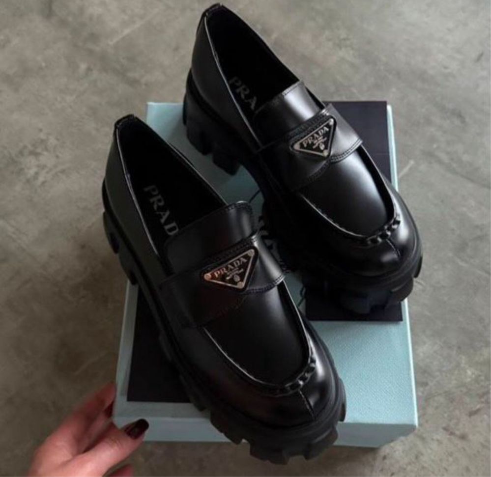 Лоуфъри на Prada