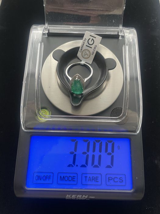 Дамски пръстен бяло злато, изумруд и диаманти.