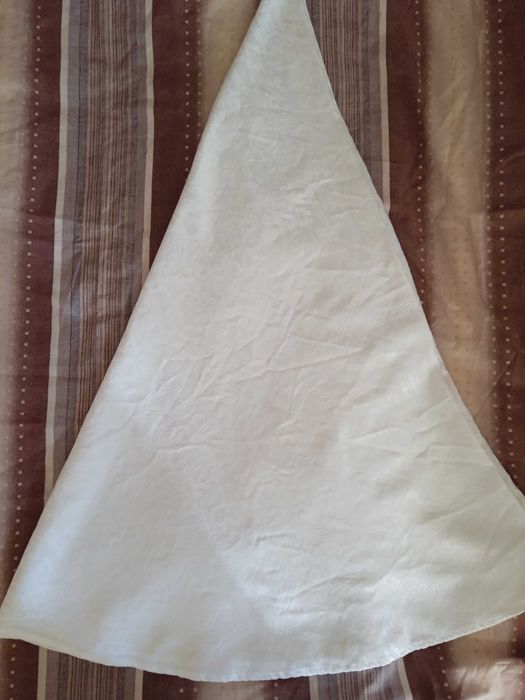 Ленена покривка за кръгла маса