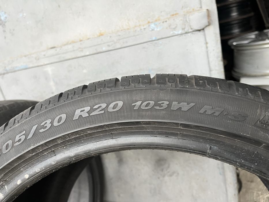 2 бр. зимни гуми 305/30/20 Pirelli 6 mm DOT 3617