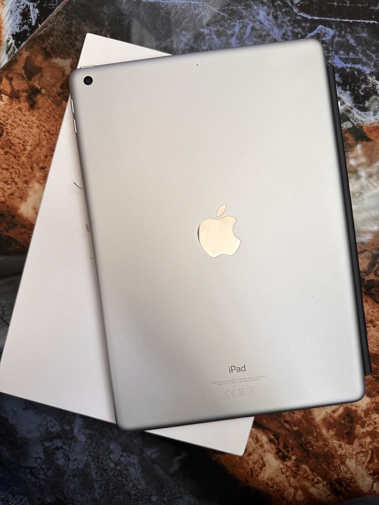 Vand iPad 9 256 gb WiFi cu tastatura originala Apple/ 2 huse protectie