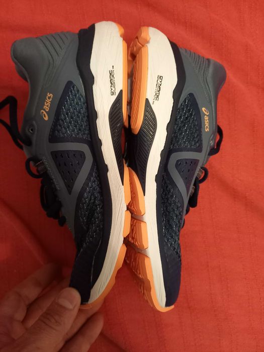 Продавам детски маратонки ASICS