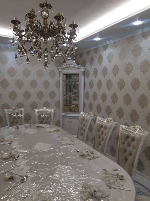 Стол и стулья  гостинаяя