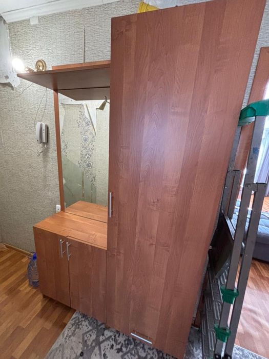 Продаем шкаф в прихожую с зеркалом