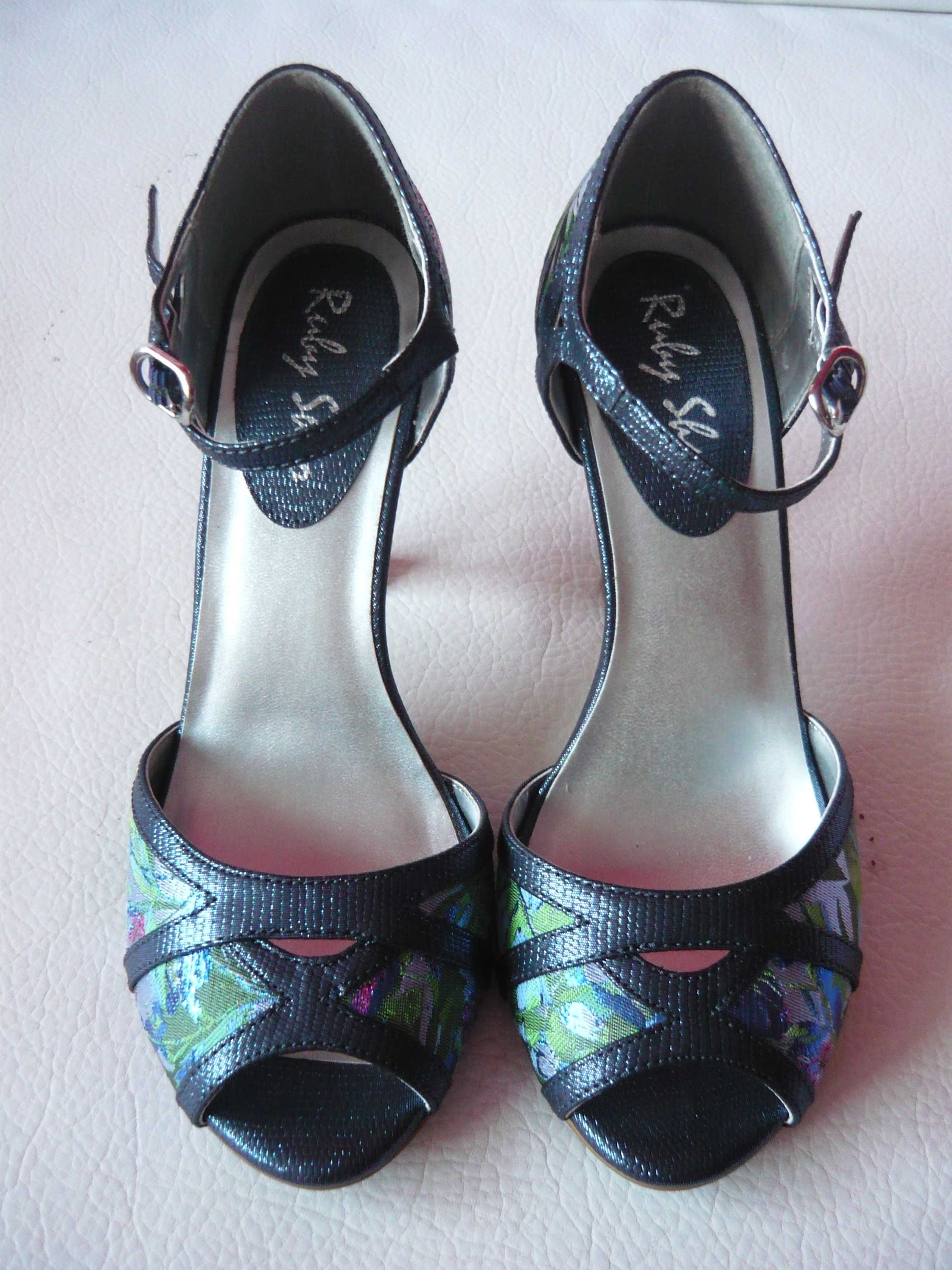 Продавам нови дамски сандали Ruby Shoo размер 37