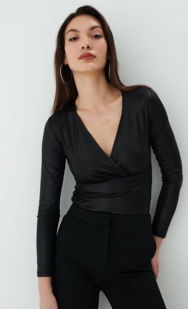 Bluza eleganta neagra material lucios Mohito L