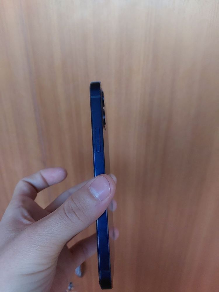 Iphone 12 b/u idialniy hamma joyi ishlidi 71% batareka chexol xam pada