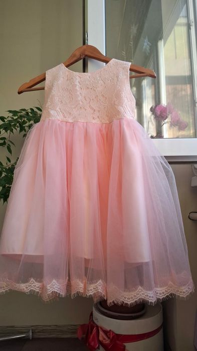 Красивое розовое платье для девочки