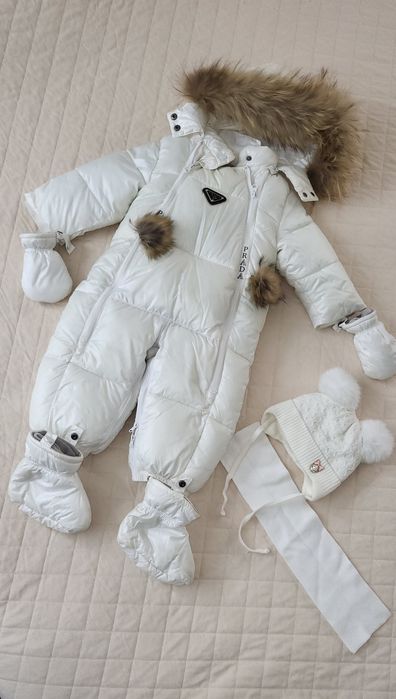 Продам детский зимний комбинезон (перчатки, пинетки, шапку, шарфик)