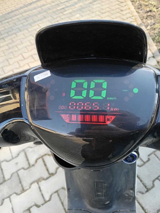 Scuter electric cu permis, baterie li-ion, doar 800km