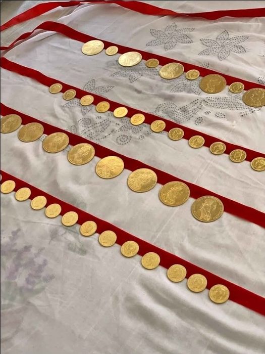 Vand monde placate cu aur de 24k,  monedele ies pe piatra