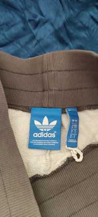 Pantaloni scurți și Adidas