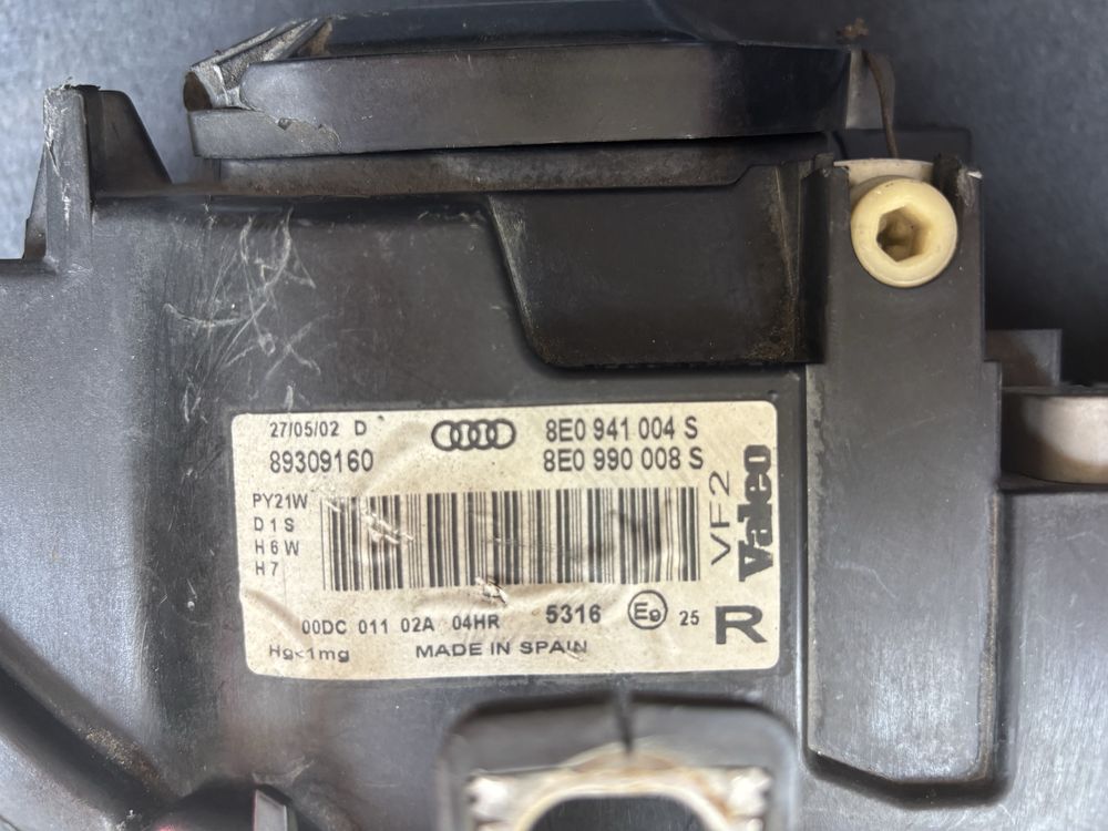 Десен фар Audi A4 B6