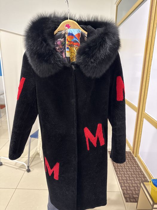 Верхняя одежда , шуба мутоновая, очень легкая, в хорошем состоянии.