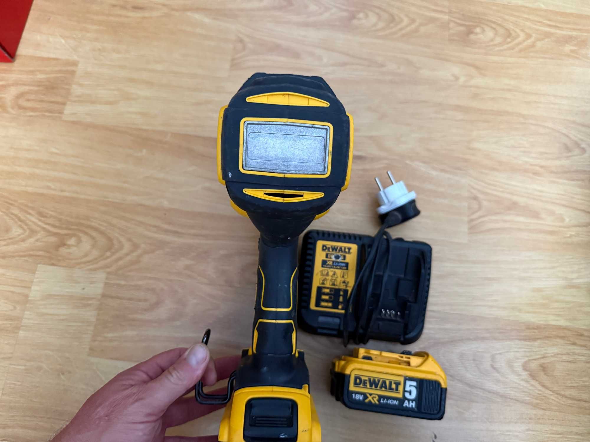 Dewalt DCN660 Такер