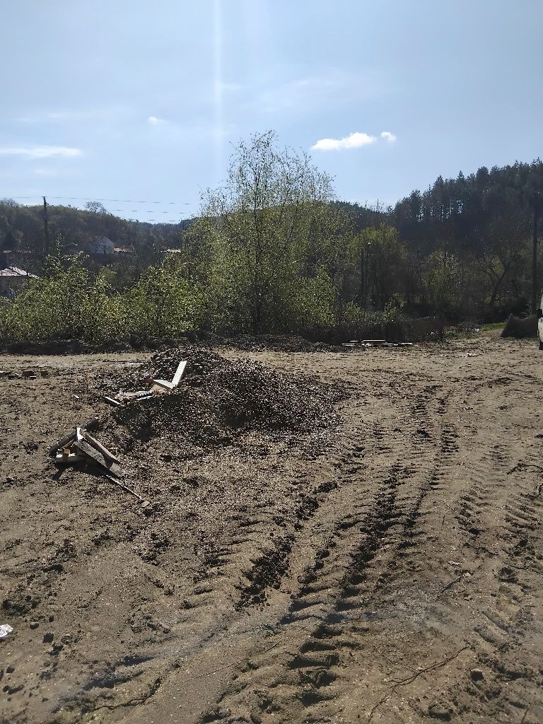 Продава парцел и стопанска сграда в с.Невестино