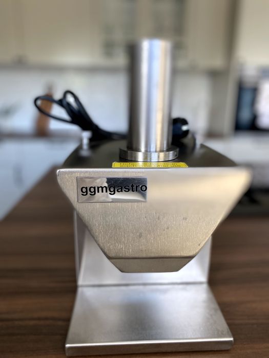 Резачка за колбаси GGMGASTRO, отлично състояние, готова за работа