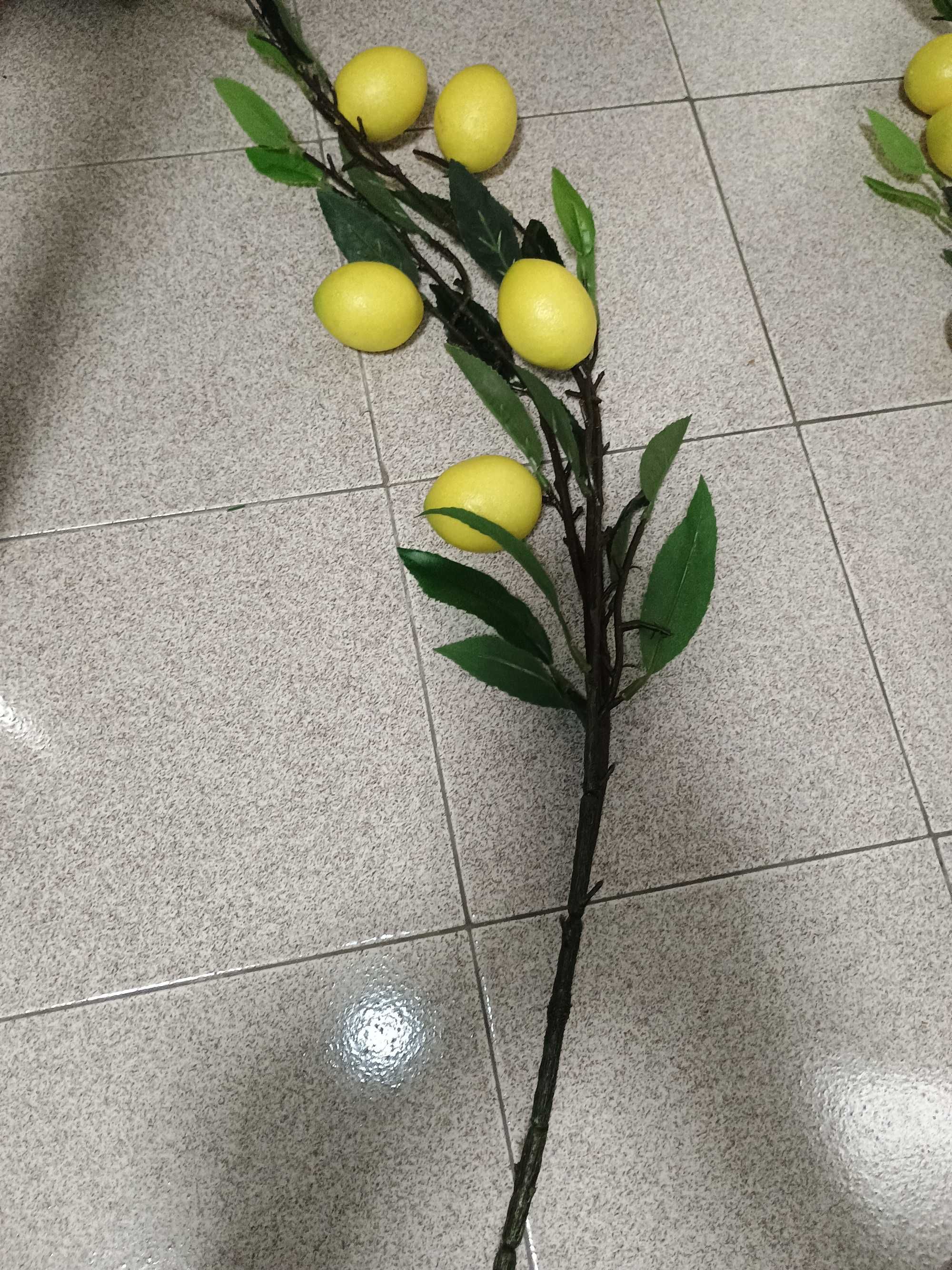 Изкуствени лимони на клонка