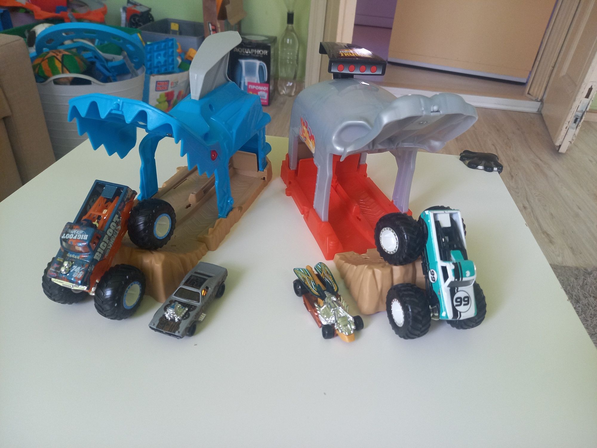 Monster trucks hot wheels гараж писта изстрелвачка 2 броя