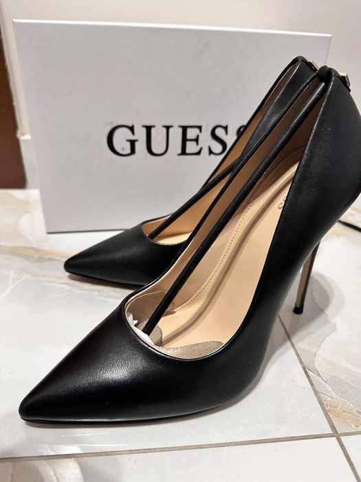 Кожени обувки Guess 39