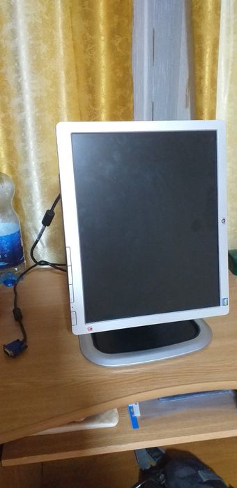 Monitor rotativ  HP L 1750,  17 inch