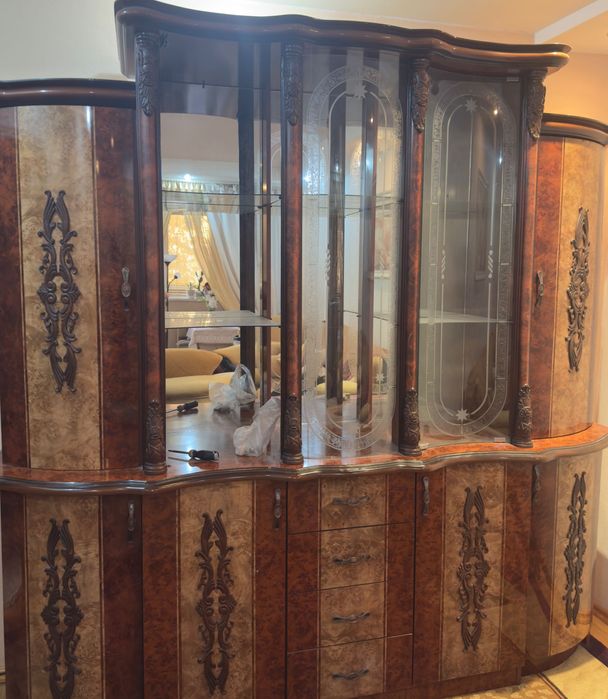 Стенка- горка классическая для гостиной