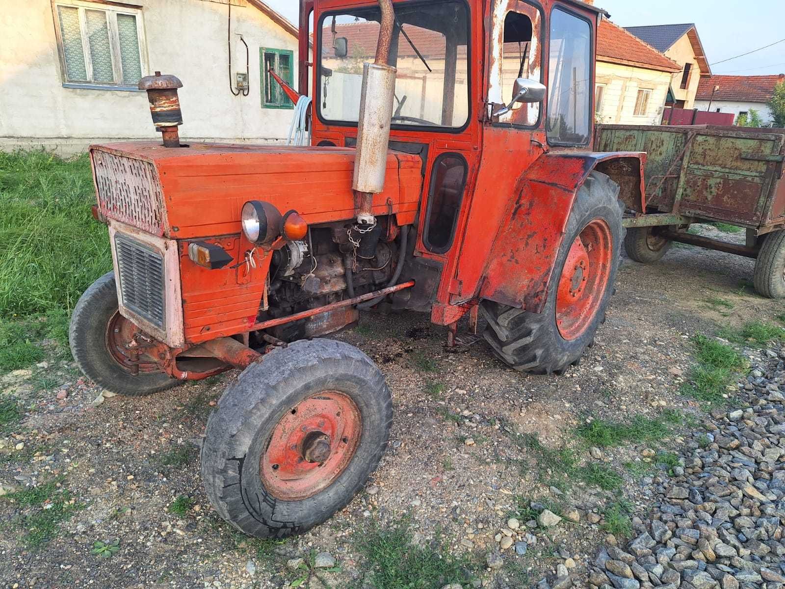 Vand tractor mic cu utilaje agricole