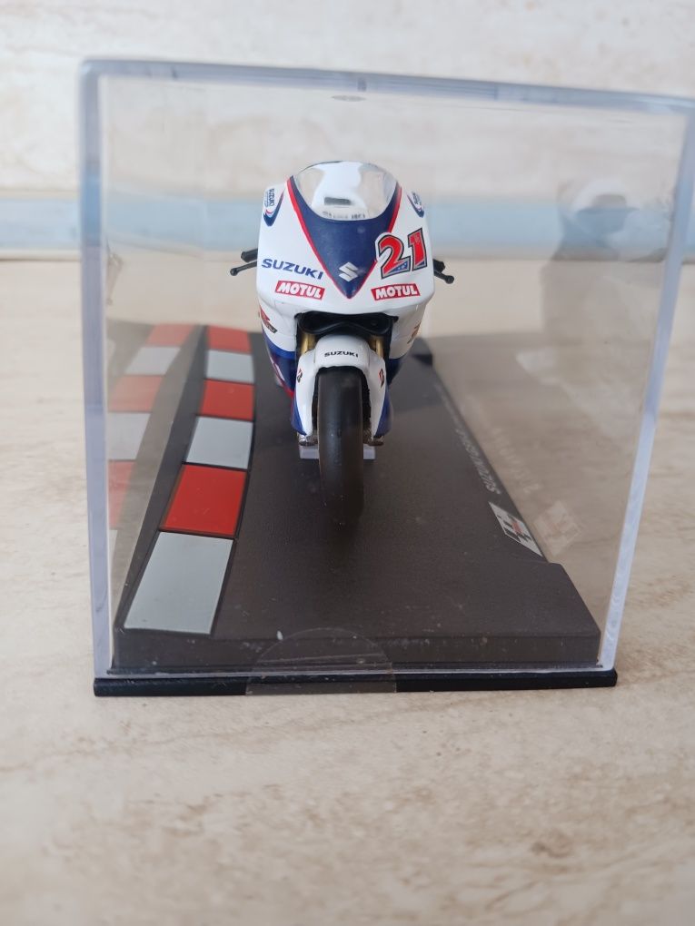 Модели на мотори Honda I Susuki 1/24