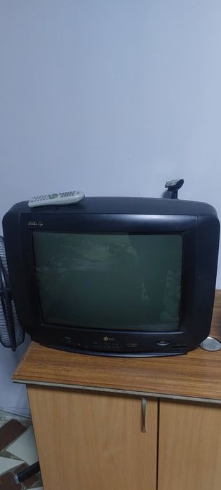 Телевизор LG в хорошем состоянии.