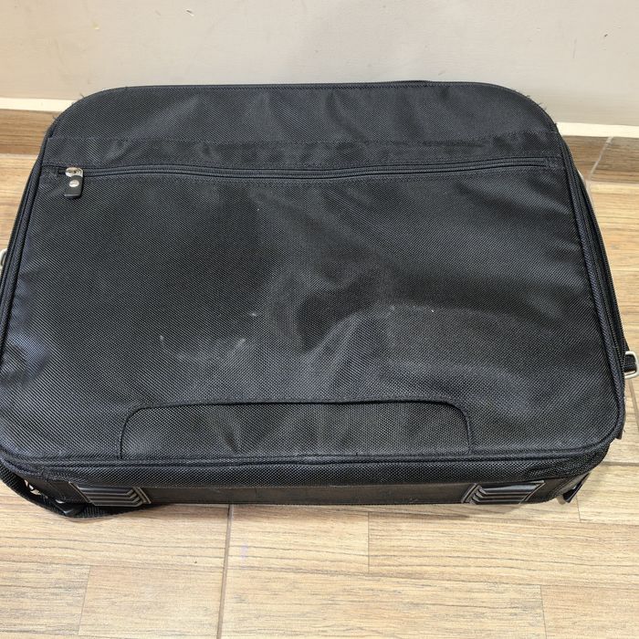 Продавам чанта за лаптоп