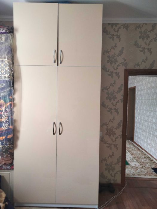 Продам высокий   шкаф и трюмо  хороший состояние