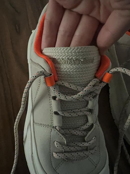 Adidas de culoare argintiu cu portocaliu