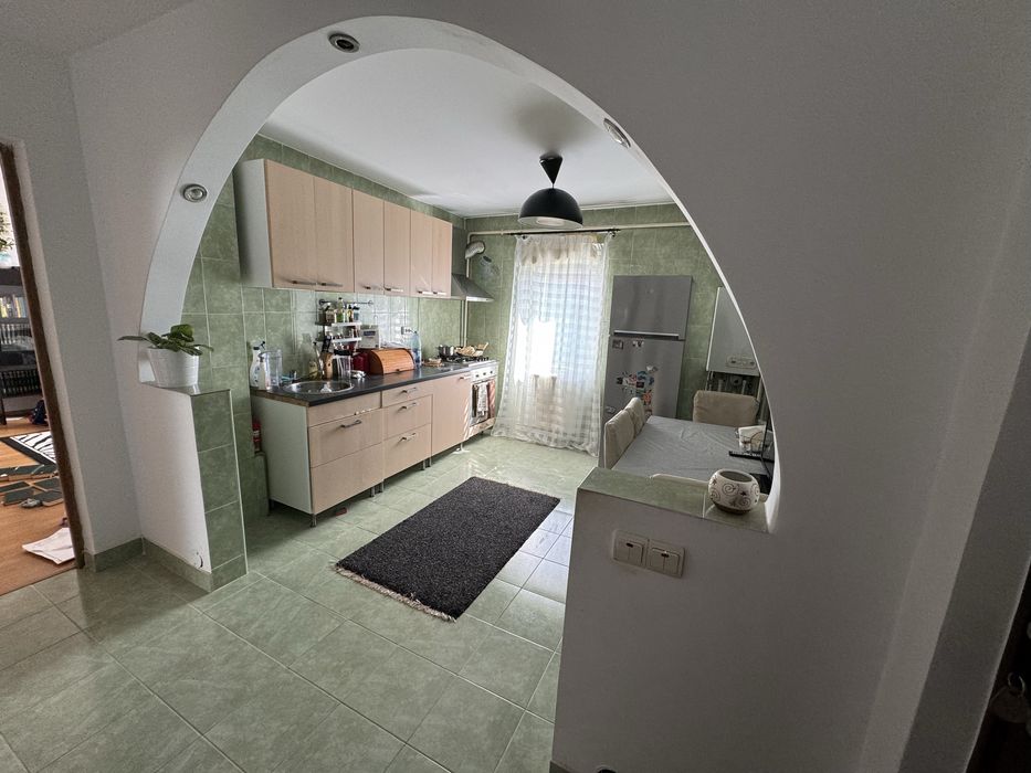 Apartament 2 camere  et. 4, central, strada Zmeurei