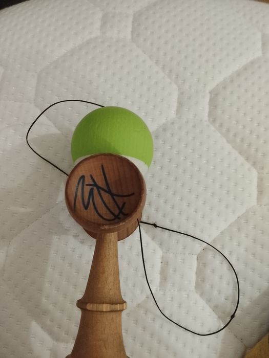 Vând kendama semnată de Xremus