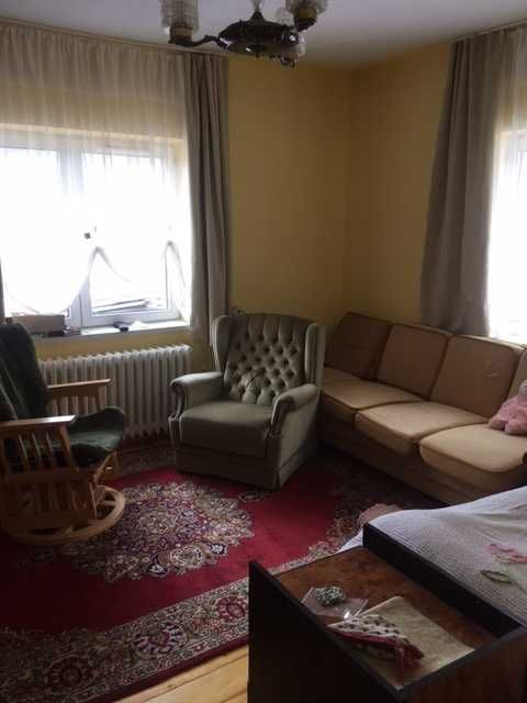 Vind casa cu etaj in muntii expusa la soare toata ziua