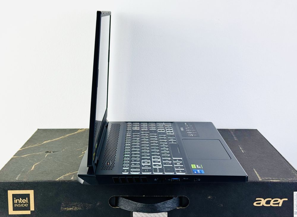Лаптоп Acer Nitro 16 165Hz i7-13620H 16RAM 1TB RTX 4050 Black Гаранция
