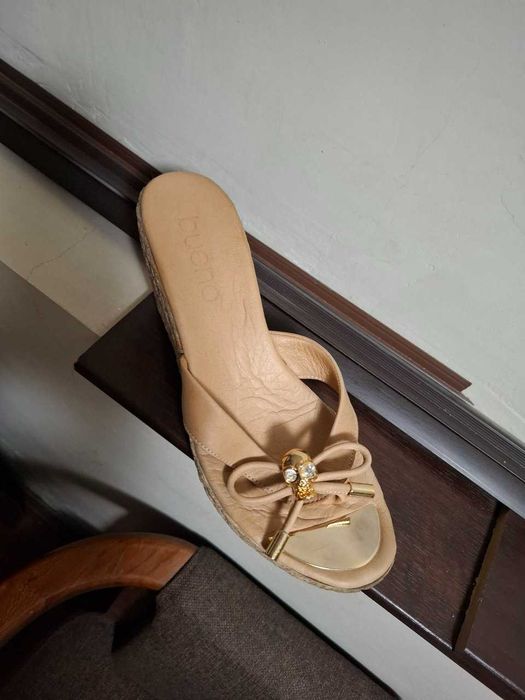 Продам женскую обувь