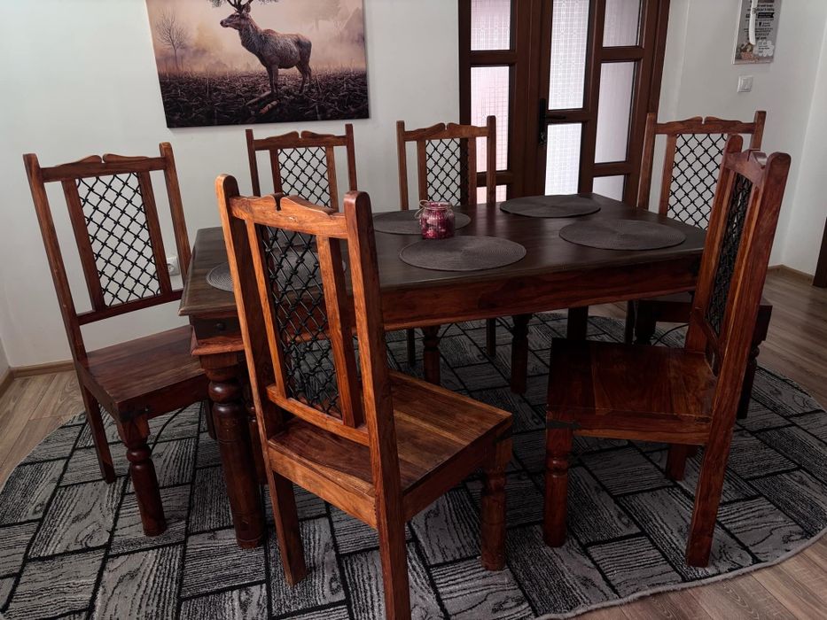 Se vinde masa+6 scaune din lemn masiv nuc.aduse din uk.