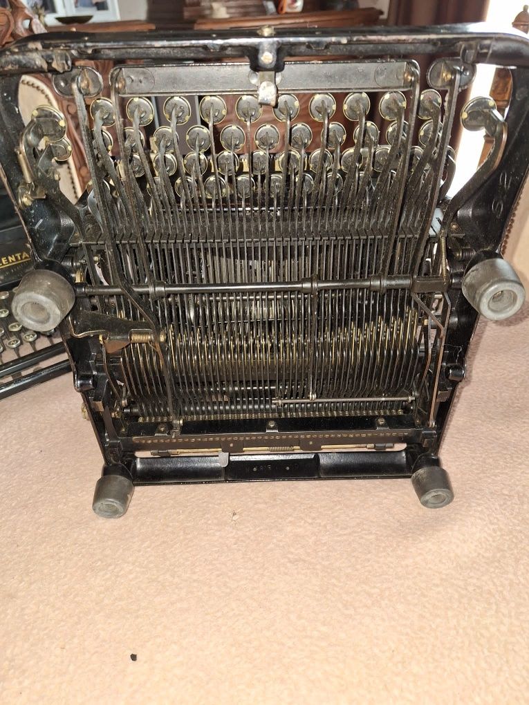 Masina de scris veche , Continental.