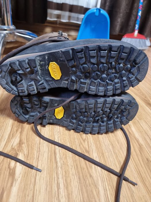 Bocanci meindl.vanatoare/drumetii nr 40 1/2